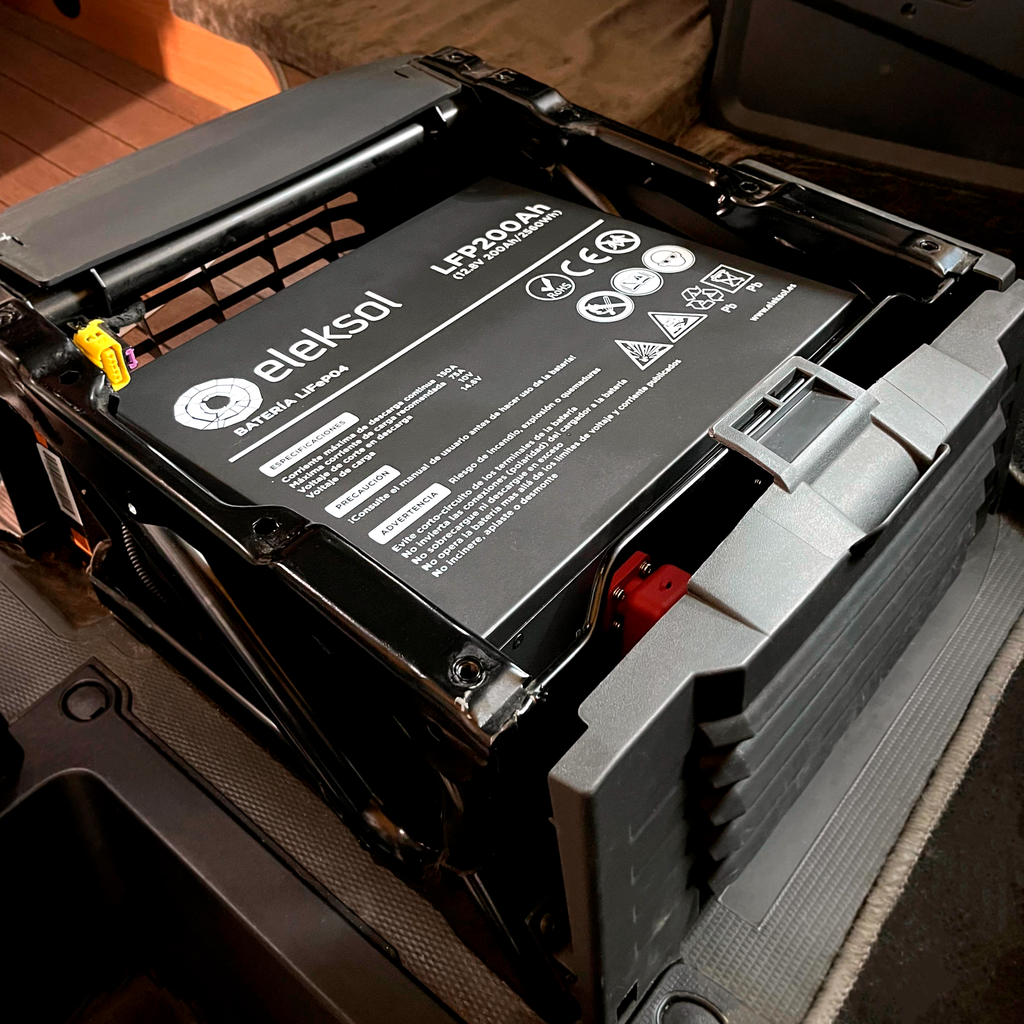 Eleksol Batería de Litio LiFePO4 Bajo Asiento Eleksol 12,8V 200Ah Bluetooth y BMS V2