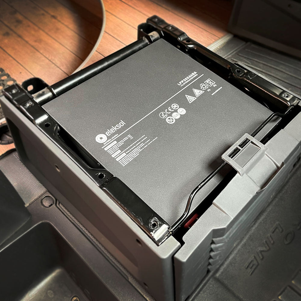 Eleksol Batería de Litio LiFePO4 Bajo Asiento Eleksol 12,8V 300Ah Bluetooth y BMS V2