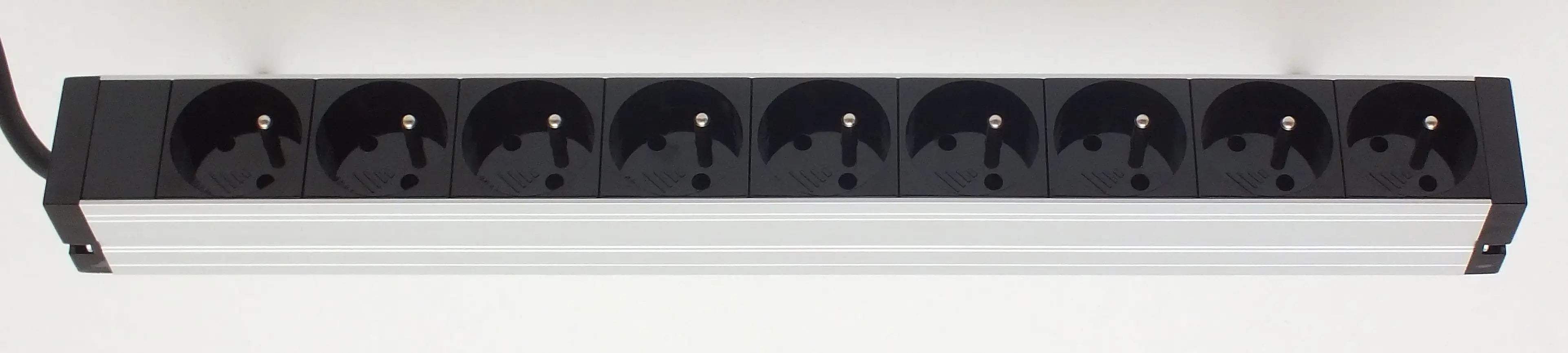 Emiter Versorgungsleiste EmiterNet 19" 9 Schuko-Steckdosen, Kabel 2m, Stecker uni-schuko