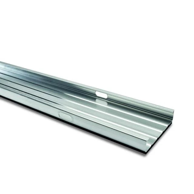 Novotegra Schienensockel für Flachdach 150-30 – 3,00m (mit PE-Schutzschicht, ohne Drainage)